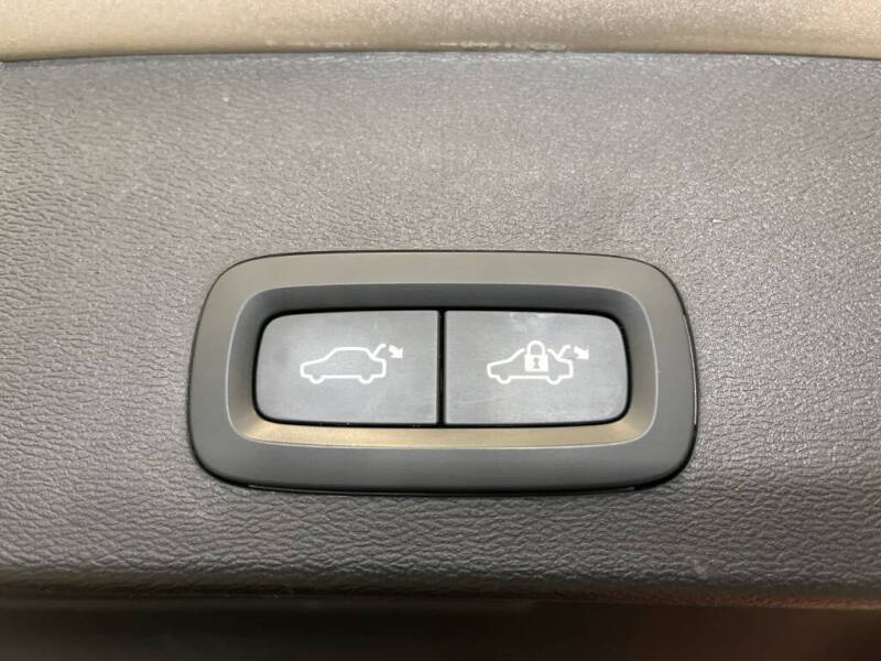 2022 Volvo XC40 T5 R-Design