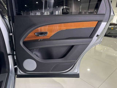 2023 Bentley Bentayga EWB V8