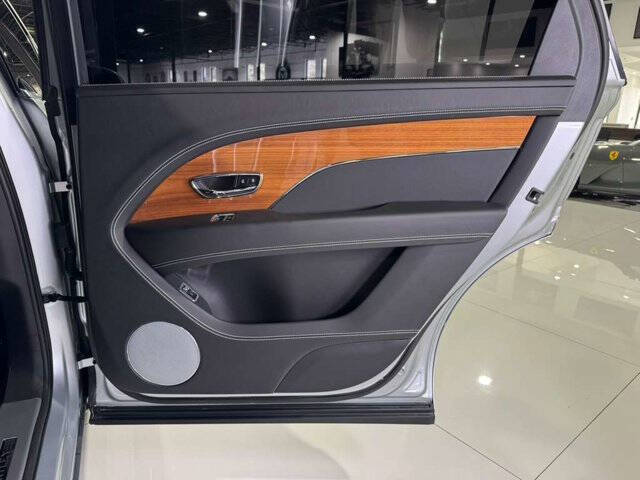 2023 Bentley Bentayga EWB V8