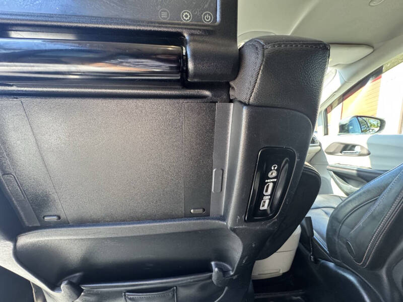 2017 Chrysler Pacifica Touring-L Plus