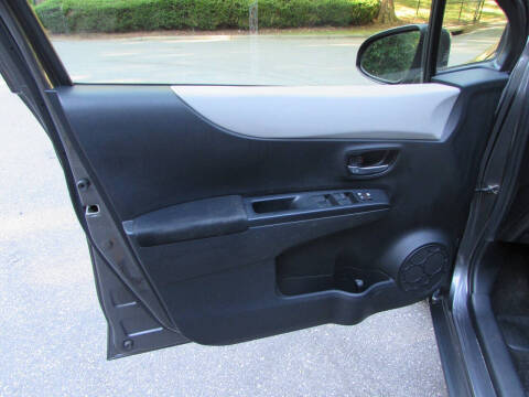 2012 Toyota Yaris 5-Door LE