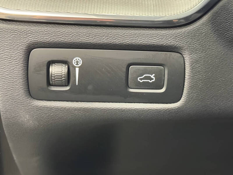 2022 Volvo XC60 B6 R-Design