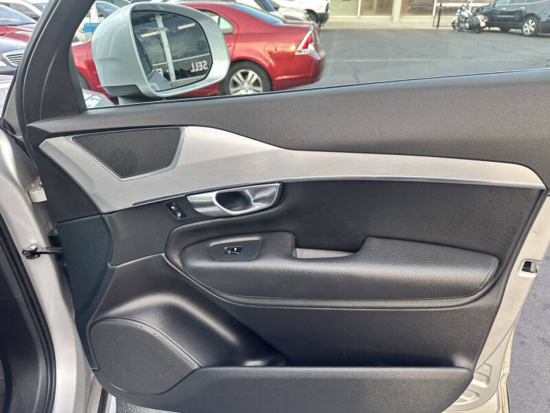 2016 Volvo XC90 T5 Momentum