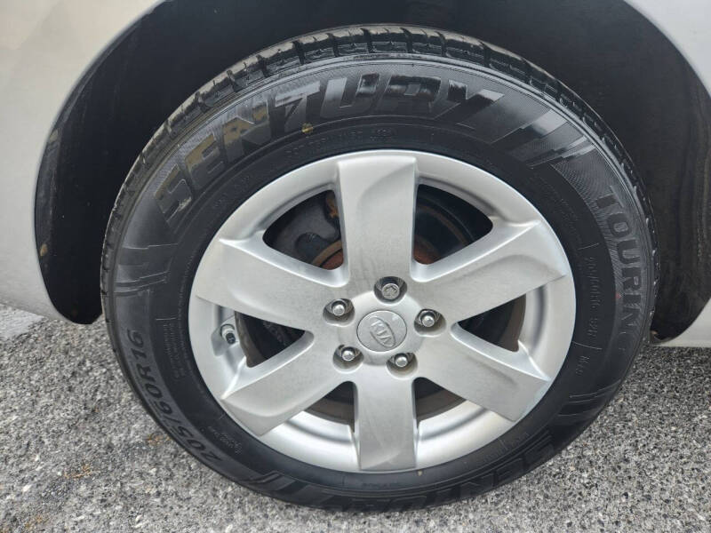 2009 Kia Rondo LX