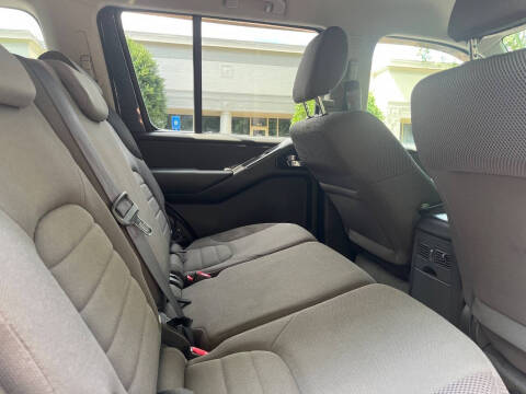 2011 Nissan Pathfinder LE