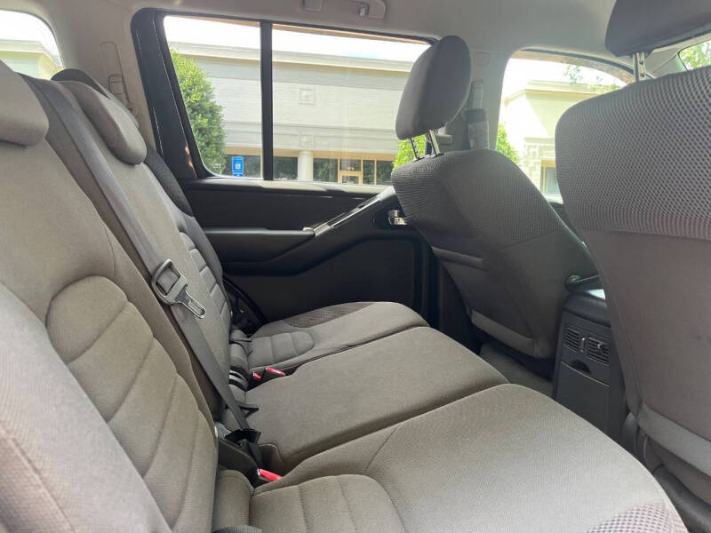 2011 Nissan Pathfinder LE