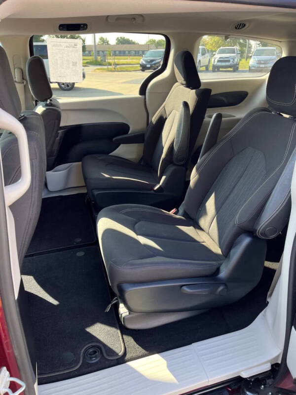 2020 Chrysler Voyager LX