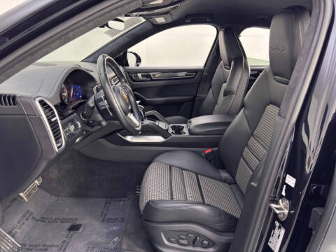 2022 Porsche Cayenne Turbo S E-Hybrid Coupe