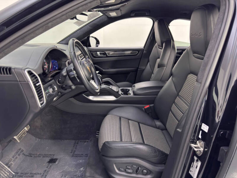 2022 Porsche Cayenne Turbo S E-Hybrid Coupe