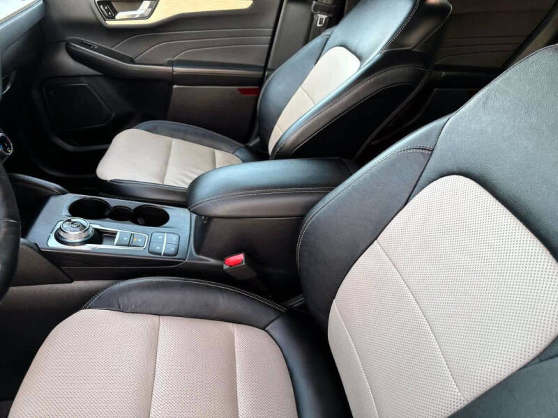 2022 Ford Escape Titanium