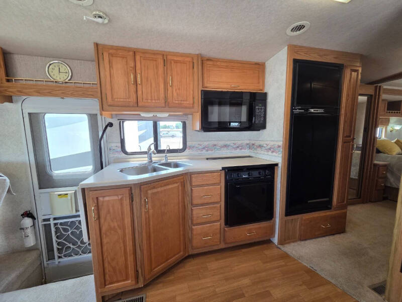 2000 Winnebago Adventure