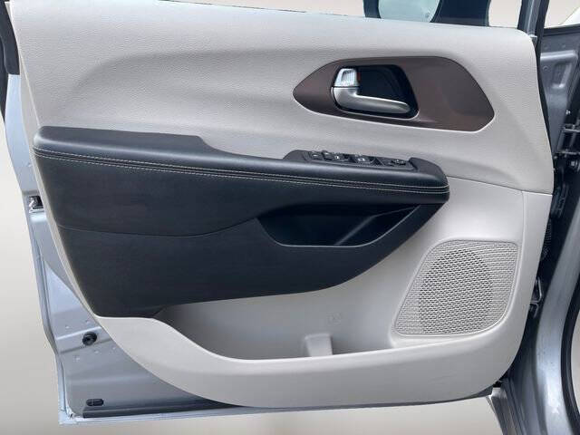 2021 Chrysler Voyager LX