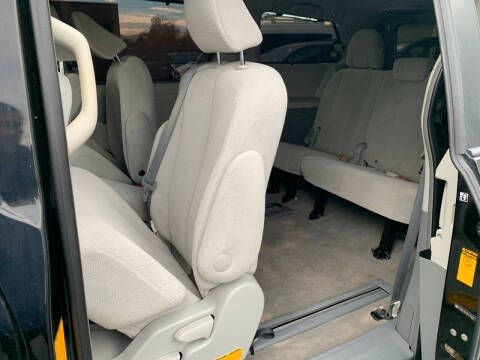 2013 Toyota Sienna LE 8-Passenger