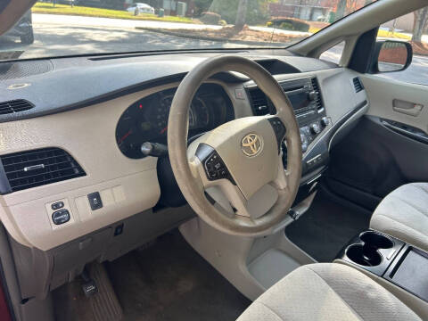 2011 Toyota Sienna LE 7-Passenger Auto Access Seat