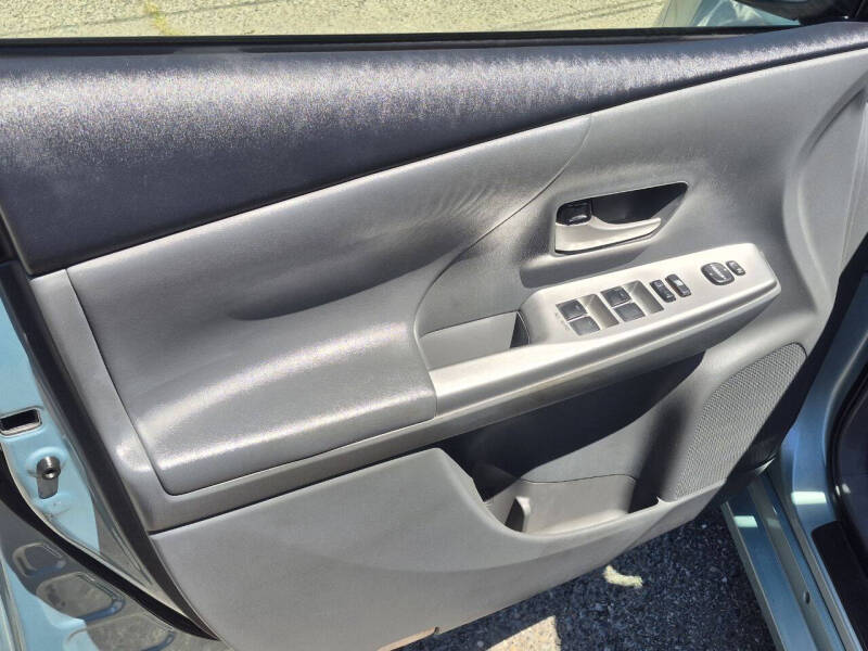 2013 Toyota Prius v Five - Photo 10