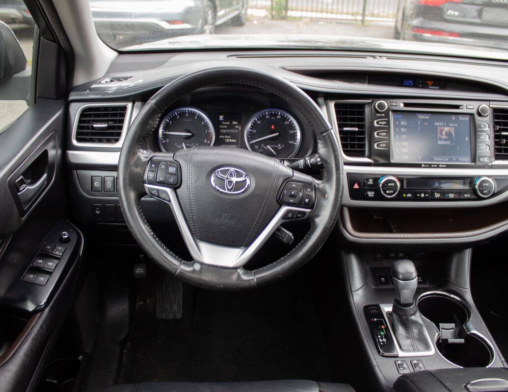 2017 Toyota Highlander for sale at Vrbo Motors in Linden, NJ