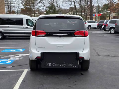 2025 Chrysler Voyager LX