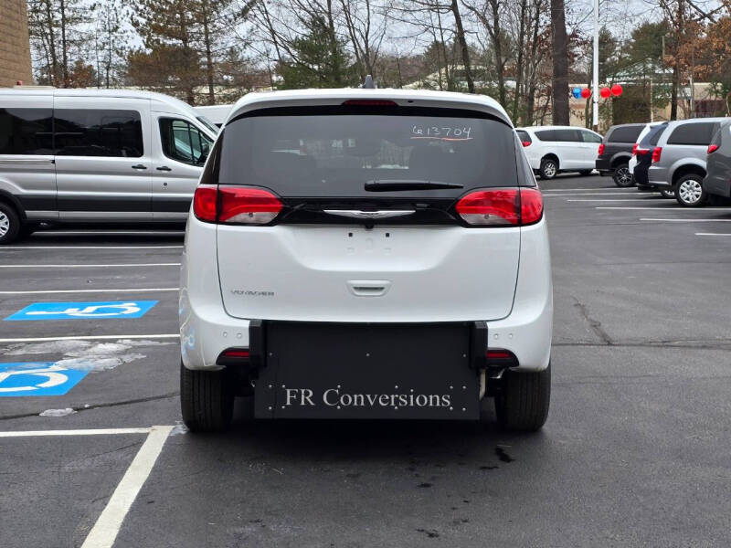 2025 Chrysler Voyager LX