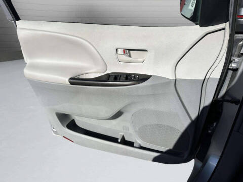 2013 Toyota Sienna LE 8-Passenger