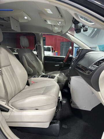 2013 Chrysler Town and Country Touring