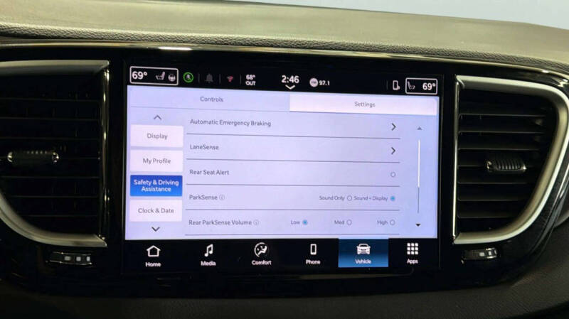 2025 Chrysler Pacifica Select