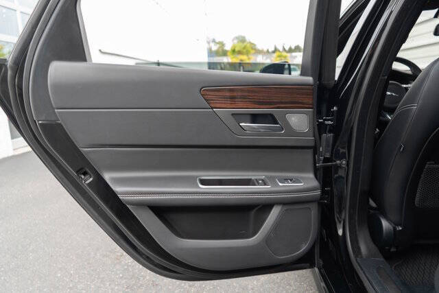 2018 Jaguar XF Sportbrake 28