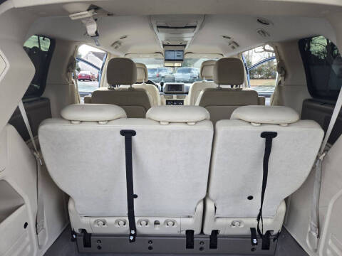 2010 Volkswagen Routan SE