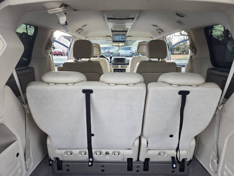 2010 Volkswagen Routan SE