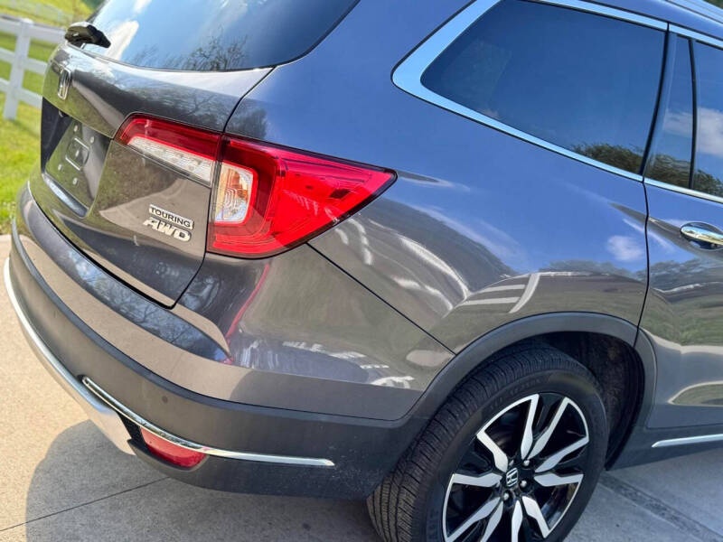 2022 Honda Pilot Touring w/Rear Captain's Chairs