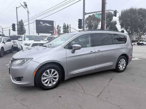 2017 Chrysler Pacifica Touring-L