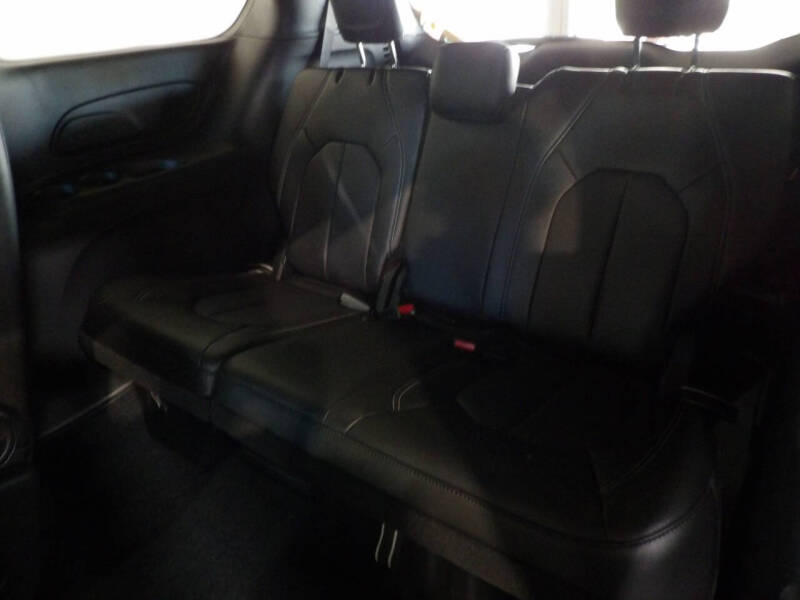 2027 Chrysler Pacifica Select