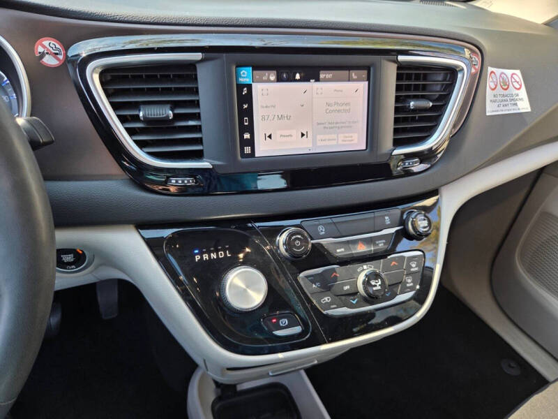 2022 Chrysler Voyager LX