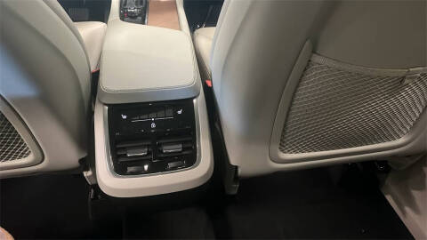 2022 Volvo XC90 T6 Momentum 7-Passenger