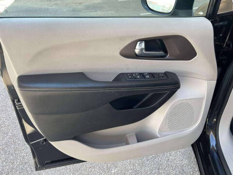 2022 Chrysler Voyager LX