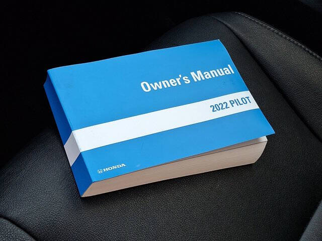 2022 Honda Pilot Touring w/Rear Captain's Chairs