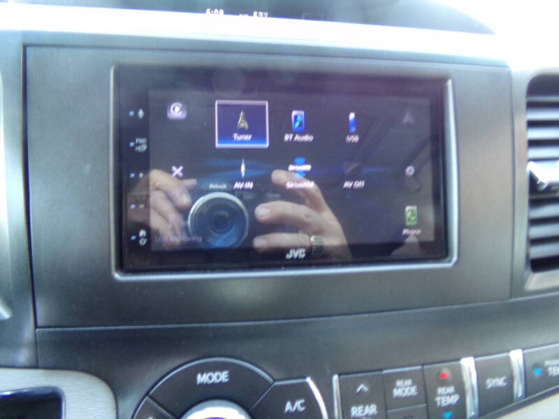 2011 Toyota Sienna XLE 7-Passenger Auto Access Seat