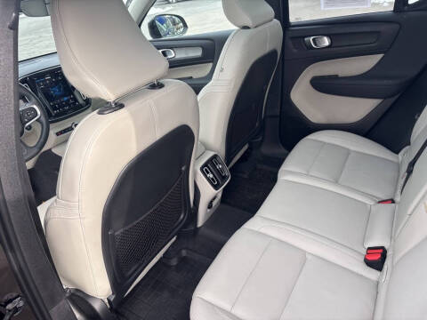 2025 Volvo XC40 B5 Plus Dark Theme