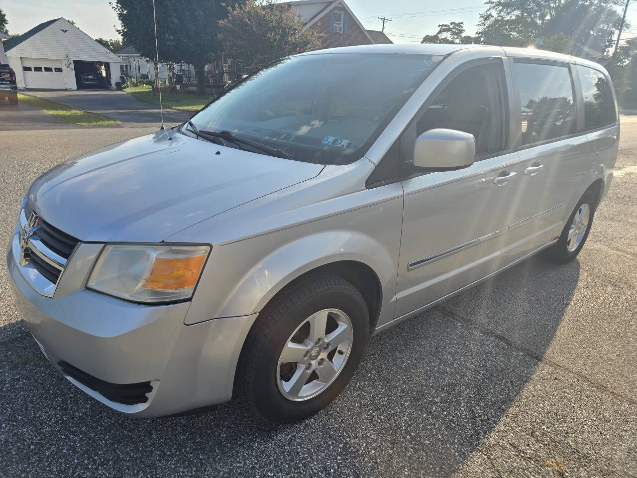 2008 Dodge Grand Caravan for sale at QUEENSGATE AUTO SALES in York, PA