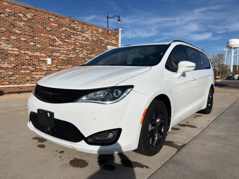 2019 Chrysler Pacifica for sale at Tiger Auto Sales in Guymon OK