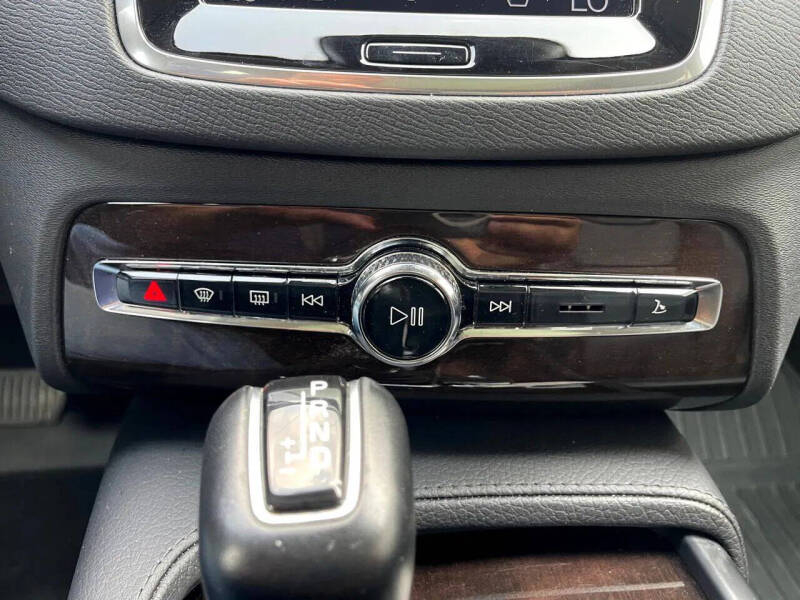 2019 Volvo XC90 T6 Momentum