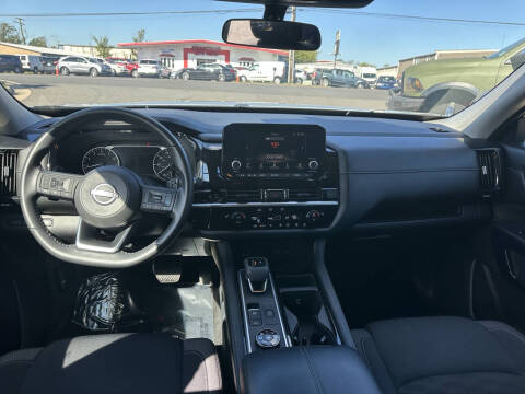 2025 Nissan Pathfinder SV