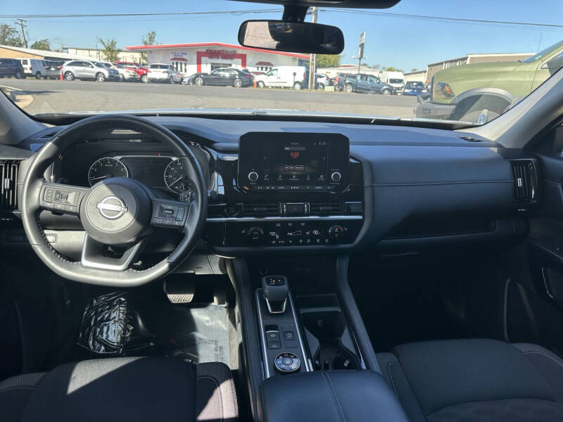 2024 Nissan Pathfinder SV