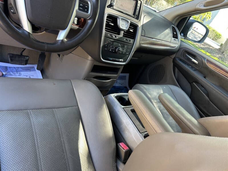 2012 Chrysler Town and Country Touring-L