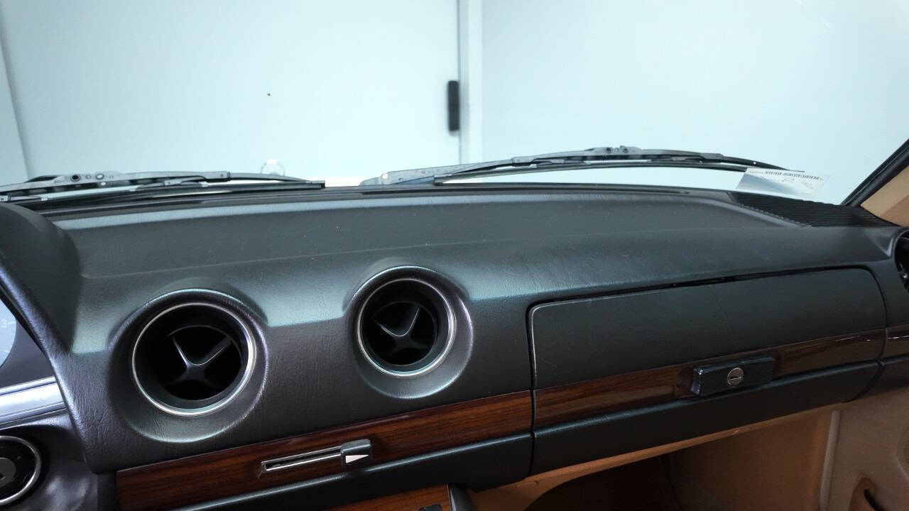 1983 Mercedes-Benz 240-Class 37