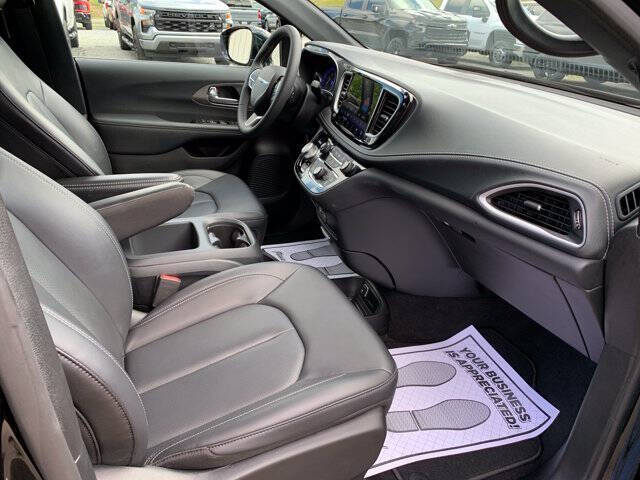 2025 Chrysler Pacifica Select