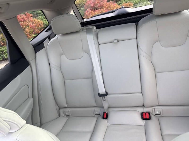 2024 Volvo XC60 B5 Core Dark Theme