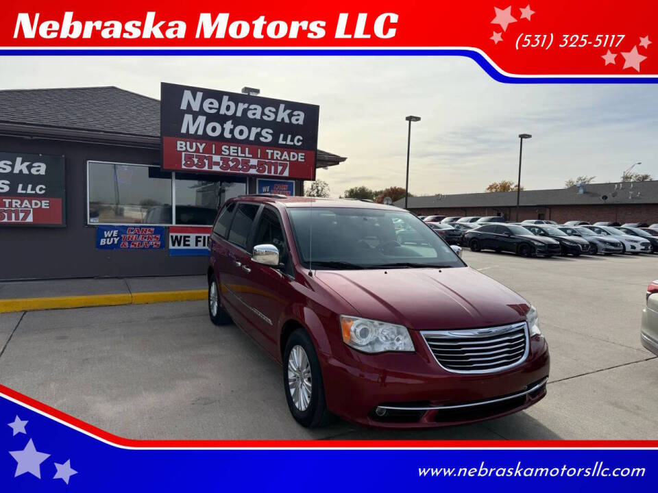 2013 Chrysler Town & Country Limited's photo