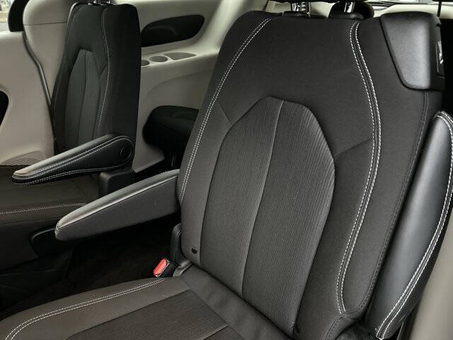 2022 Chrysler Voyager LX