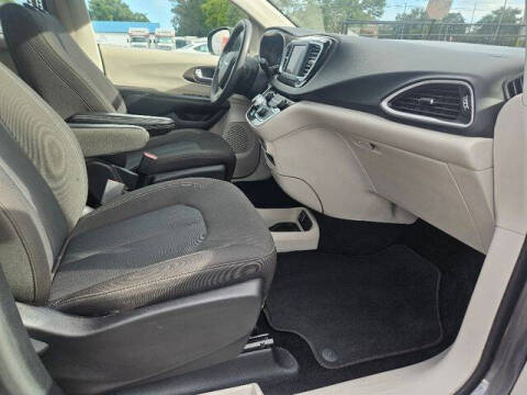 2022 Chrysler Voyager LX