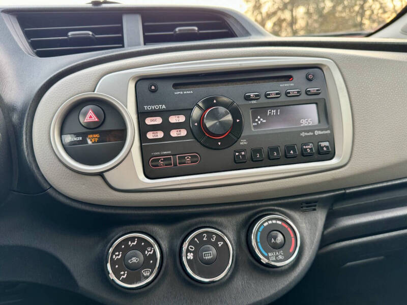 2013 Toyota Yaris 5-Door LE